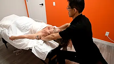 picture of Kin Sze RMT in a massage therapy session